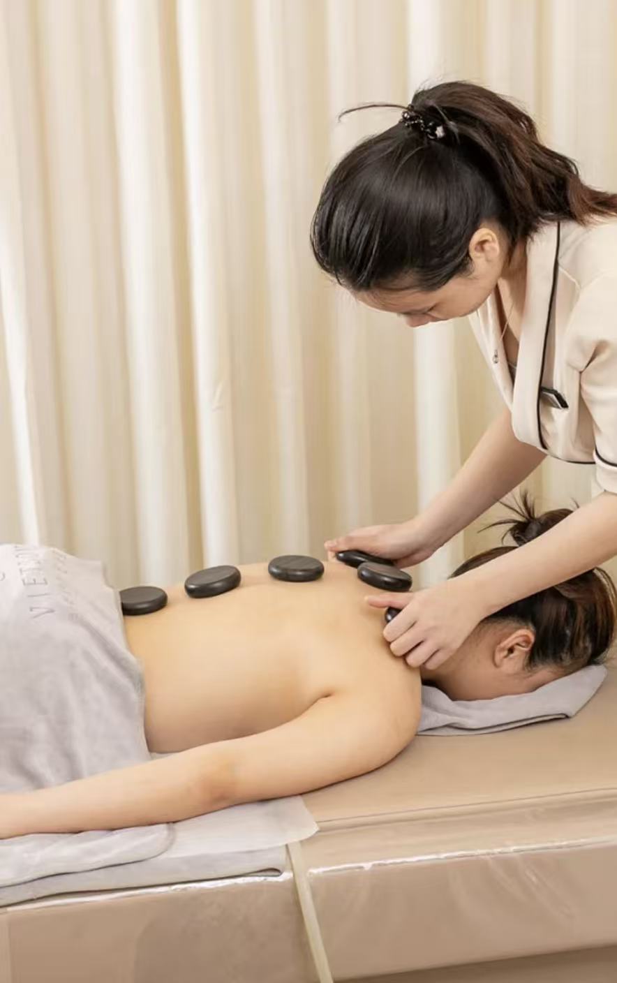 Massage aux pierres chaudes